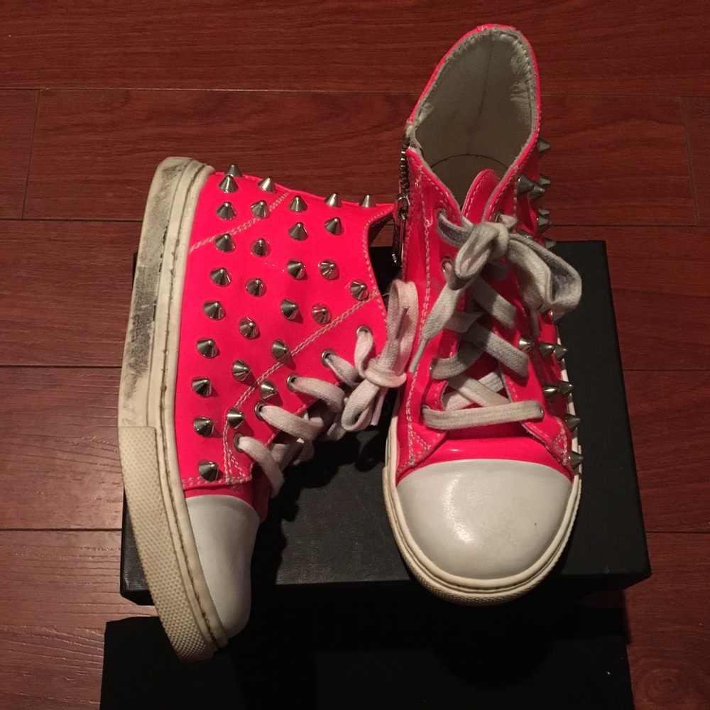 Girls sneakers